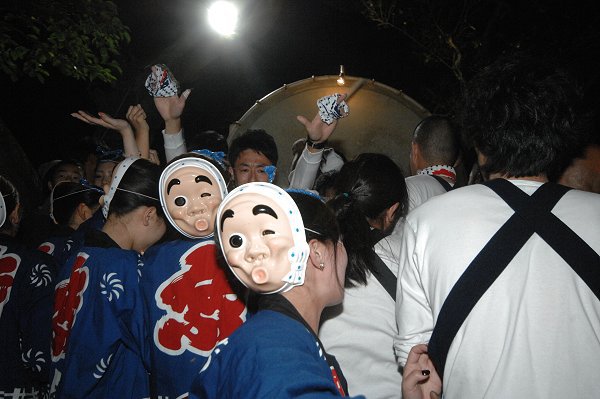 舞阪大太鼓まつり岐佐神社祭典　仲町朝日青年太鼓境内へ上がる