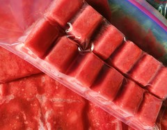 大量の苺で、コンポート・かき氷シロップ・ベリーのシロップ