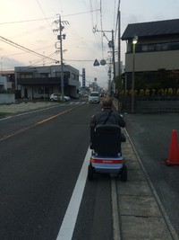 セニアカーは歩行者扱いです。 2014/10/01 18:26:59
