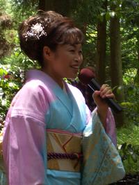「奥三河の女」を熱唱・・・