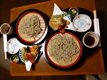今日は蕎麦打ち月例会！