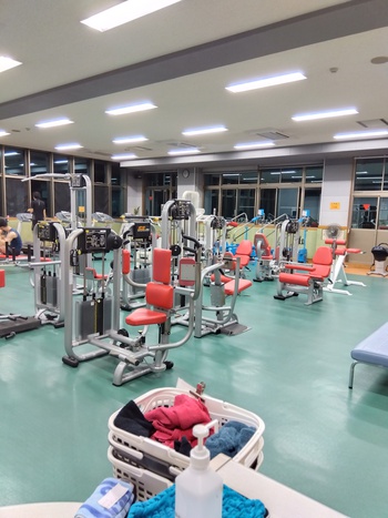 市体育館トレーニング室にて筋トレ！