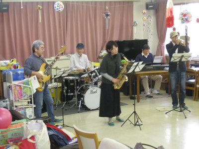 福祉施設でボランティア演奏