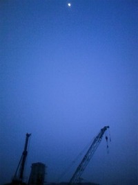 月と重機のあいだに