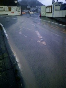 雨、流れ出した跡