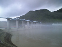 霧のダム湖