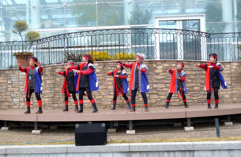 志都呂北連（団地）皆さんが　フラワーパークで踊りました