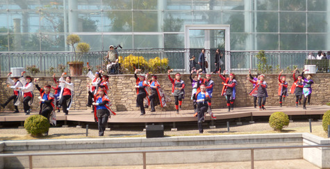 志都呂北連（団地）皆さんが　フラワーパークで踊りました