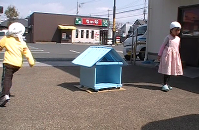 DIY小屋、完成のダンス