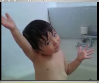 2歳児、風呂場でライブ！