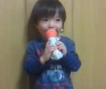 あんぱんまんを歌う2歳児