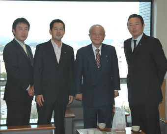 市長と固い握手