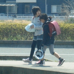 新学年始業式の学童ヘルメット