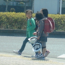 新学年始業式の学童ヘルメット