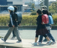 新学年始業式の学童ヘルメット 2011/04/06 18:03:02