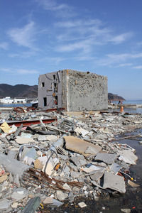 RC造ビルも津波で横転 2011/04/22 16:01:00