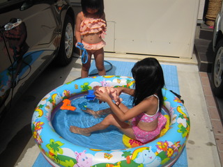 ウチのプールで水遊び