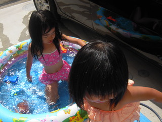 ウチのプールで水遊び