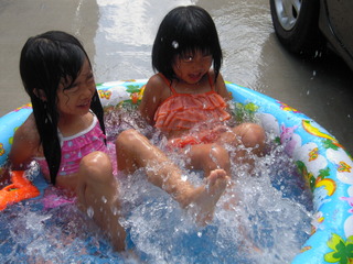 ウチのプールで水遊び