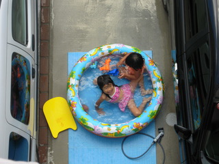 ウチのプールで水遊び